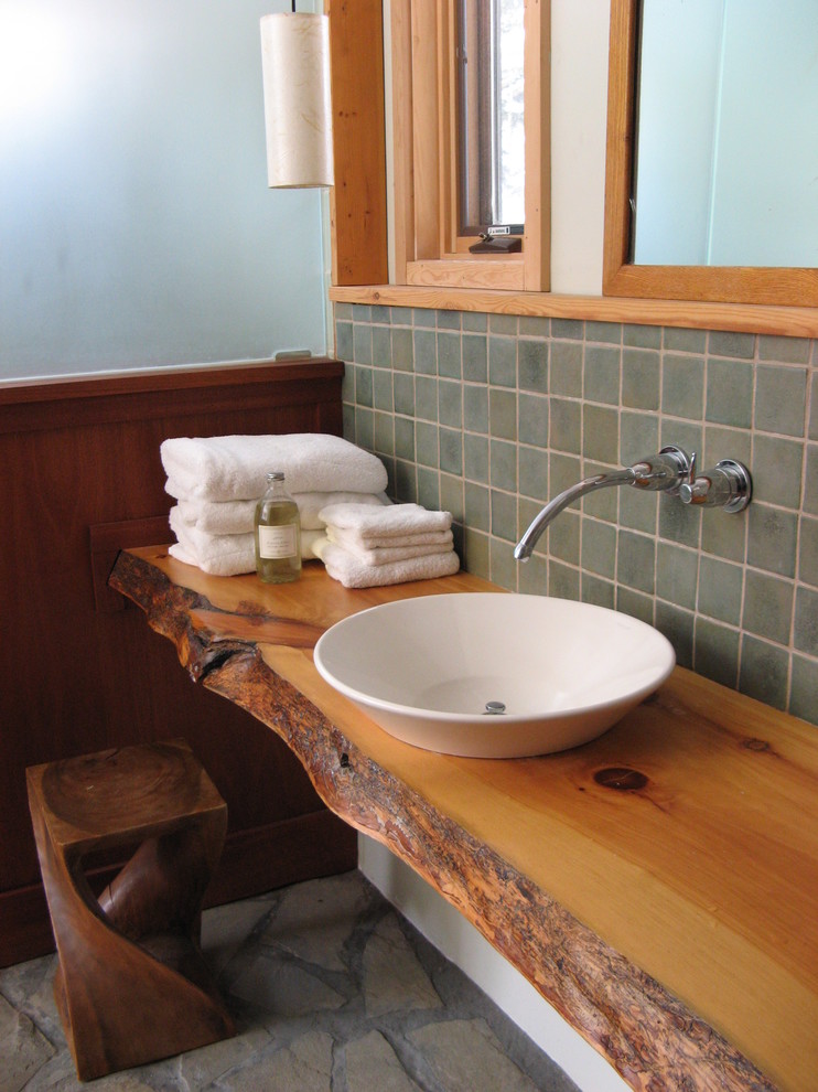 Idéer för ett stort modernt en-suite badrum, med luckor med infälld panel, skåp i mellenmörkt trä, träbänkskiva, ett badkar i en alkov, en dusch i en alkov, grön kakel, keramikplattor och grå väggar