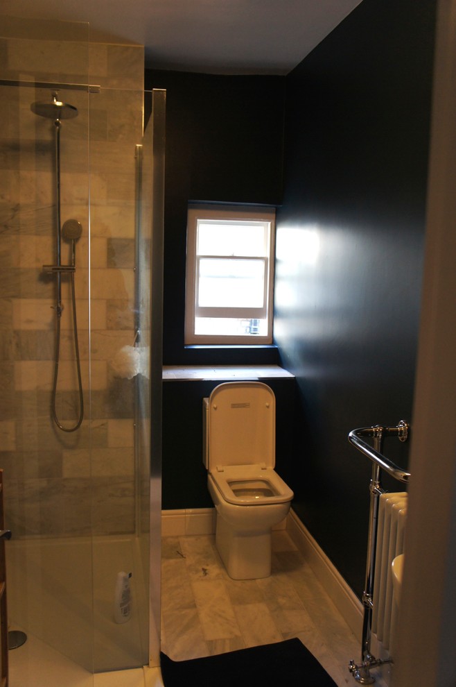Foto di una stanza da bagno per bambini design di medie dimensioni con doccia aperta, piastrelle multicolore, piastrelle di marmo, pavimento in marmo e pavimento multicolore