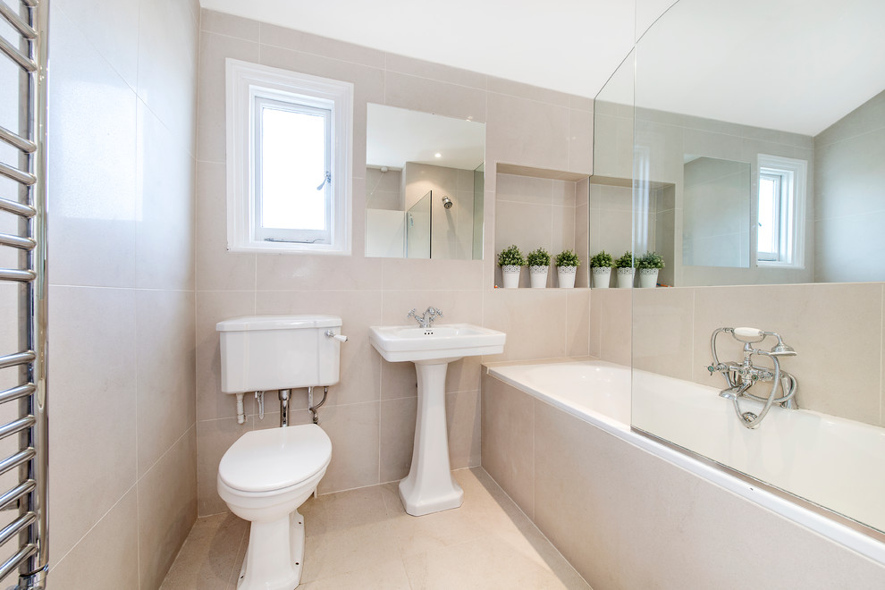 ロンドンにあるトランジショナルスタイルのおしゃれな浴室の写真