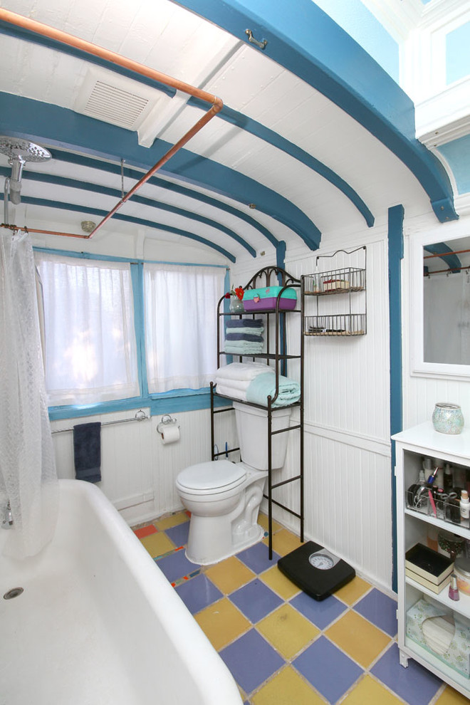 Esempio di una stanza da bagno con doccia eclettica di medie dimensioni con vasca freestanding, vasca/doccia, WC a due pezzi, pareti blu, pavimento con piastrelle in ceramica, pavimento viola e doccia con tenda
