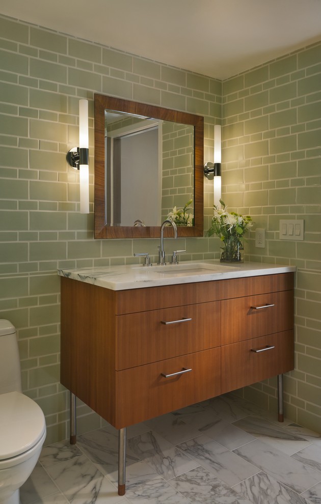 Ejemplo de cuarto de baño rectangular actual con baldosas y/o azulejos de cemento