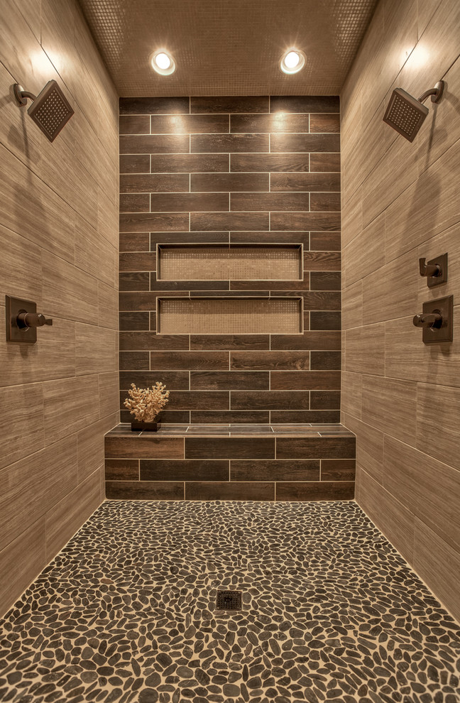 Пример оригинального дизайна: ванная комната в стиле неоклассика (современная классика) с двойным душем, полом из галечной плитки, коричневой плиткой и акцентной стеной
