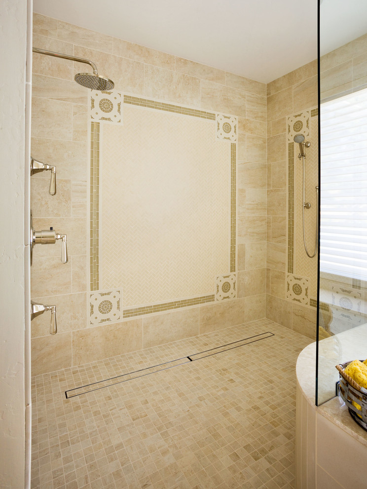 Klassisk inredning av ett badrum, med en öppen dusch, beige kakel och med dusch som är öppen
