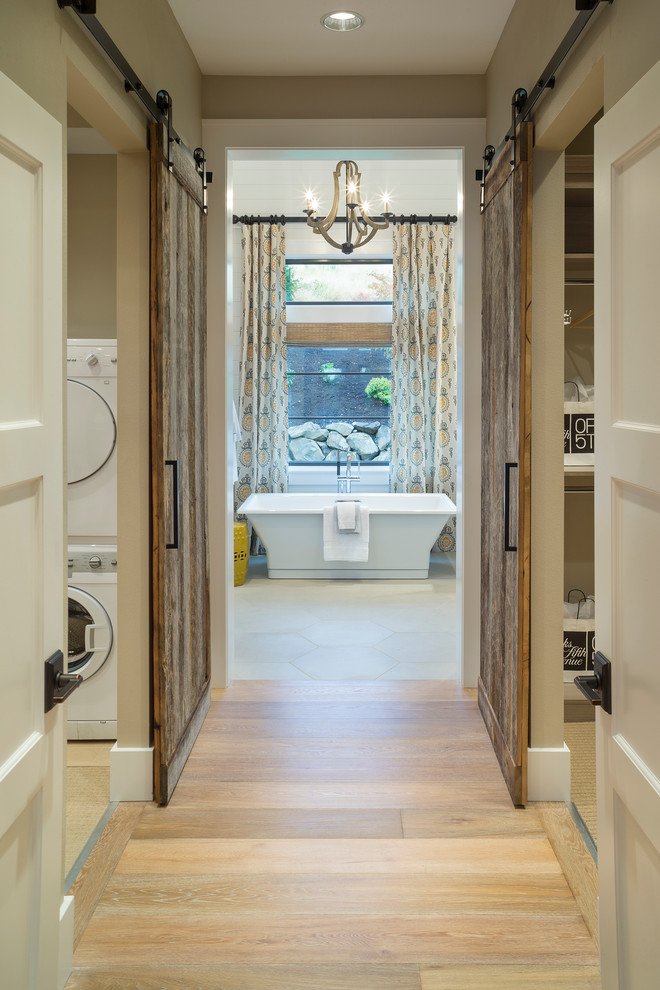 Klassisches Badezimmer mit freistehender Badewanne und hellem Holzboden in Portland