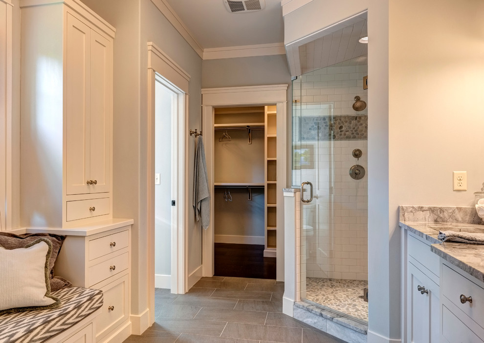 Inspiration för ett stort vintage en-suite badrum, med vita skåp, granitbänkskiva, en hörndusch, grå kakel, keramikplattor, grå väggar och klinkergolv i keramik