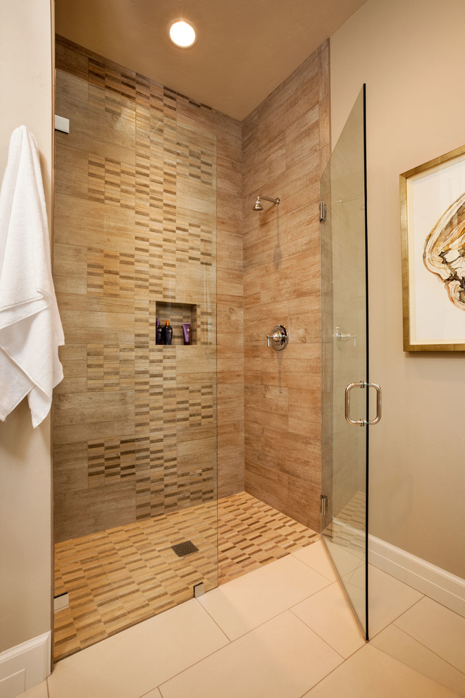 Bild på ett mellanstort funkis badrum med dusch, med ett integrerad handfat, skåp i shakerstil, skåp i ljust trä, granitbänkskiva, en kantlös dusch, en toalettstol med hel cisternkåpa, brun kakel, porslinskakel, beige väggar och klinkergolv i porslin