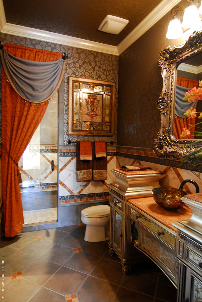 Пример оригинального дизайна: ванная комната среднего размера в классическом стиле с настольной раковиной, фасадами островного типа, коричневой плиткой, каменной плиткой, коричневыми стенами, полом из керамогранита и душевой кабиной