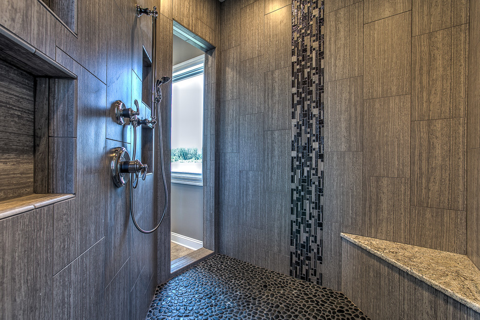 Klassisk inredning av ett stort en-suite badrum, med luckor med upphöjd panel, skåp i mörkt trä, en jacuzzi, en dusch i en alkov, beige kakel, porslinskakel, bruna väggar, klinkergolv i porslin, ett nedsänkt handfat och granitbänkskiva