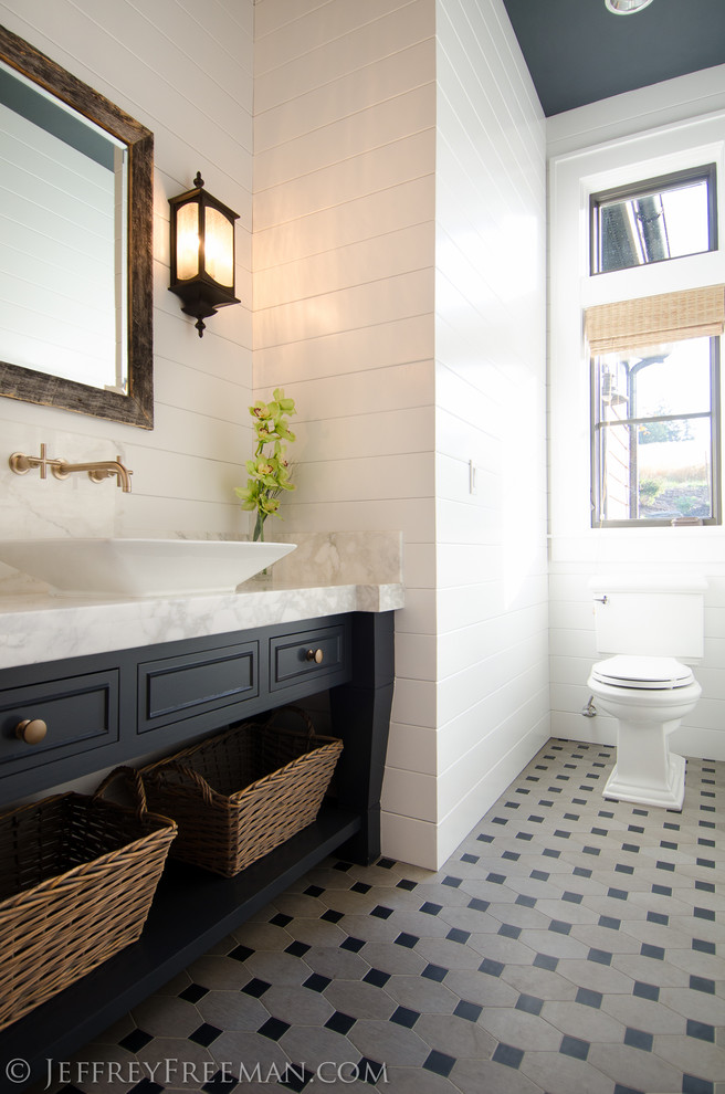 Großes Modernes Badezimmer mit weißen Schränken, Mineralwerkstoff-Waschtisch und weißer Wandfarbe in Portland