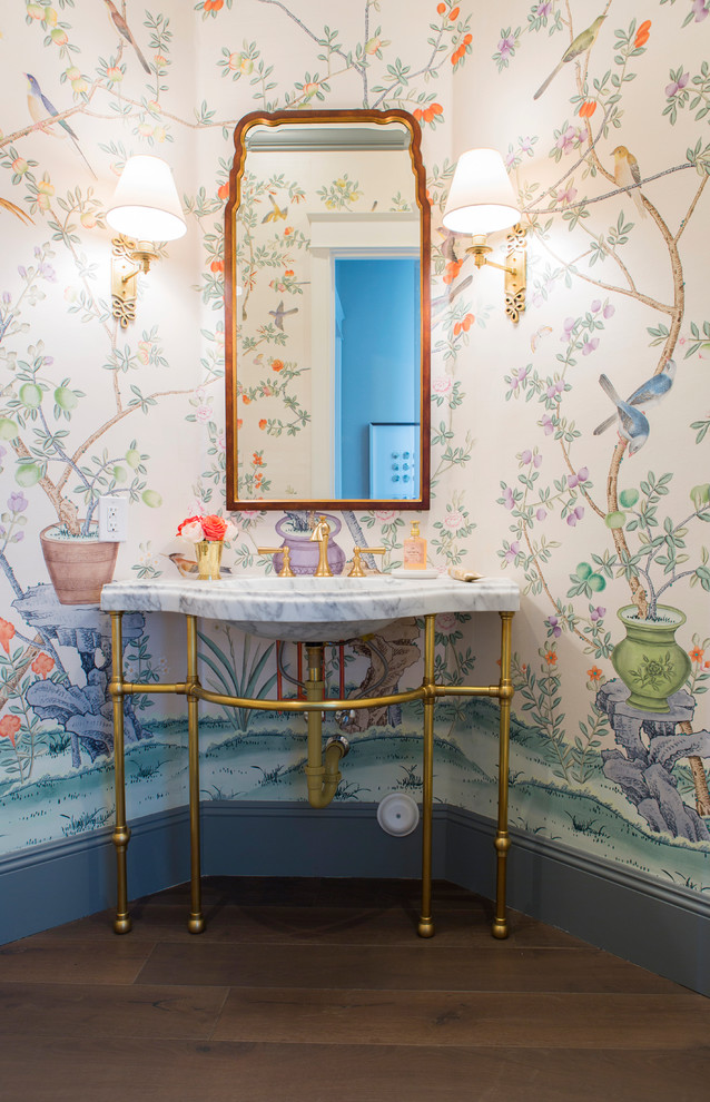 Aménagement d'un WC et toilettes classique avec un mur multicolore, parquet foncé, un plan vasque et un sol marron.
