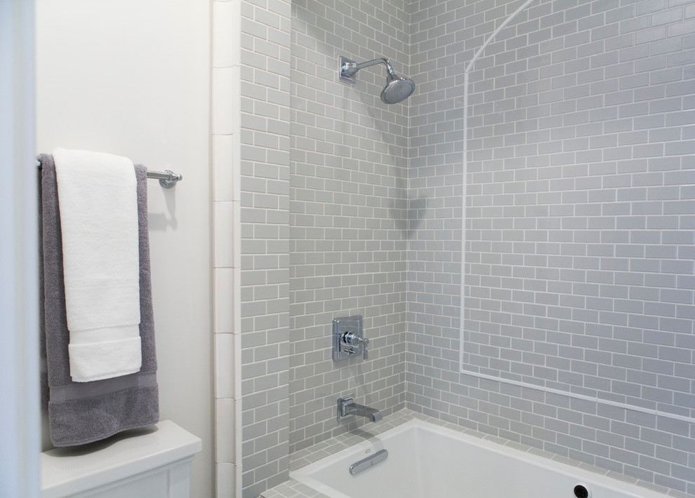 Идея дизайна: ванная комната в стиле неоклассика (современная классика) с накладной ванной, душем над ванной, серой плиткой и плиткой кабанчик