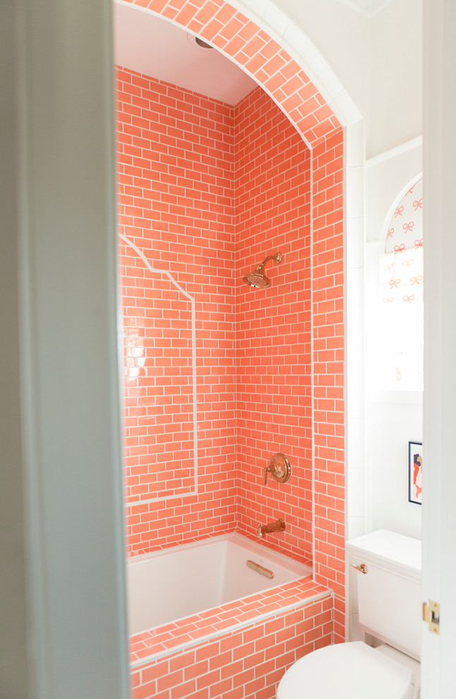 Imagen de cuarto de baño clásico renovado con bañera empotrada, combinación de ducha y bañera, baldosas y/o azulejos naranja y paredes blancas