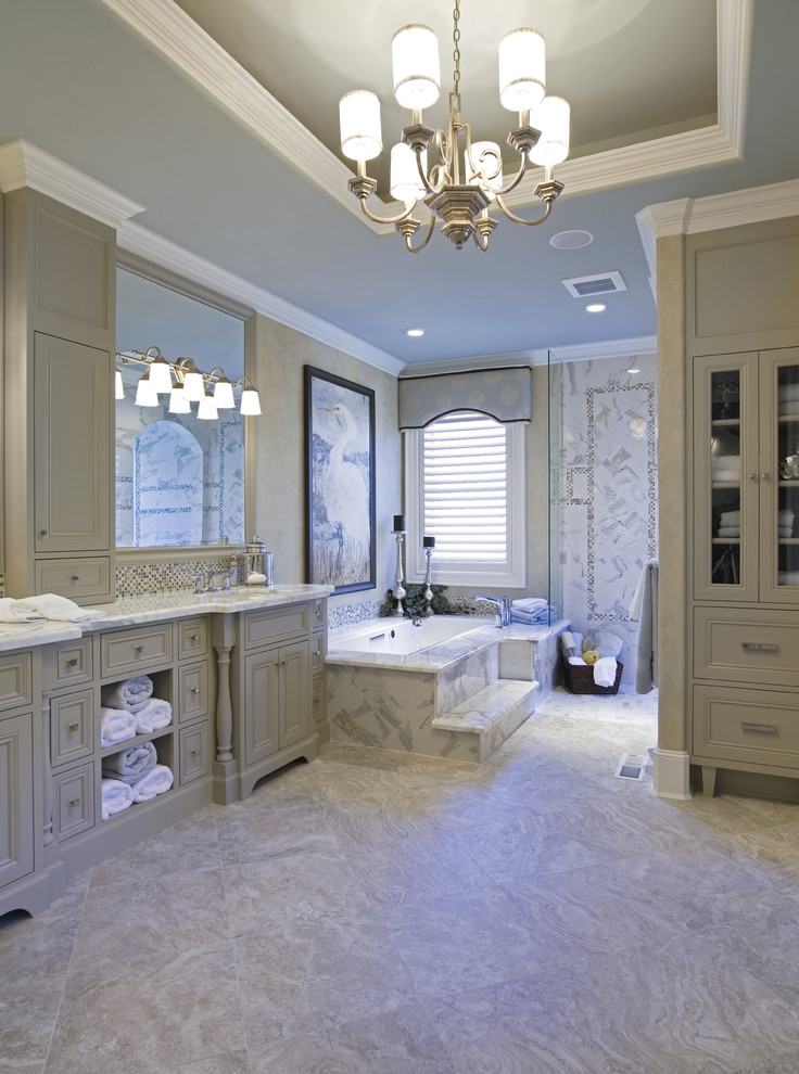 Inspiration för mycket stora klassiska en-suite badrum, med luckor med infälld panel, beige skåp, ett undermonterat badkar, grå kakel, marmorkakel, flerfärgade väggar, travertin golv, ett undermonterad handfat, marmorbänkskiva och beiget golv