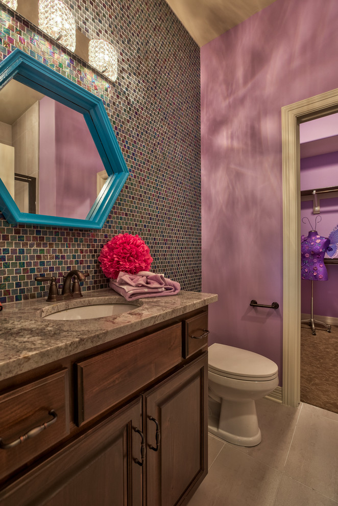 Foto di una stanza da bagno per bambini chic di medie dimensioni con ante con bugna sagomata, ante in legno bruno, piastrelle multicolore, piastrelle a mosaico, pareti viola, lavabo sottopiano e top in granito