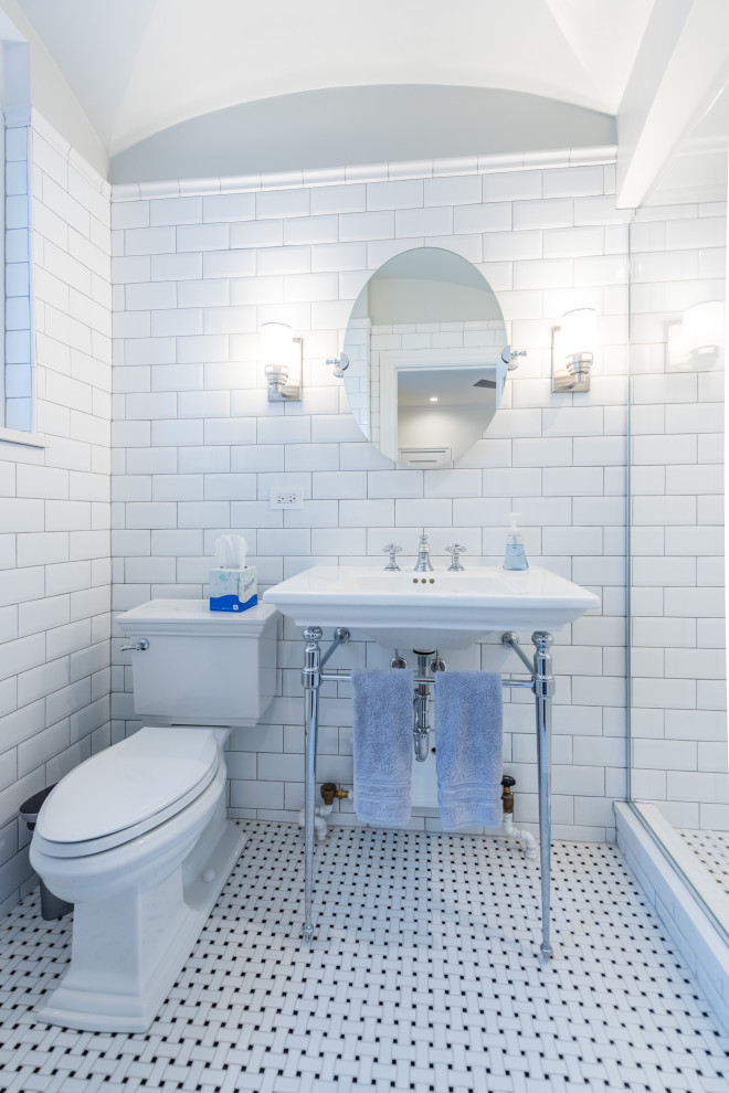 Exempel på ett klassiskt badrum med dusch, med ett hörnbadkar, en dusch i en alkov, en toalettstol med separat cisternkåpa, vit kakel, tunnelbanekakel, vita väggar, ett konsol handfat och flerfärgat golv