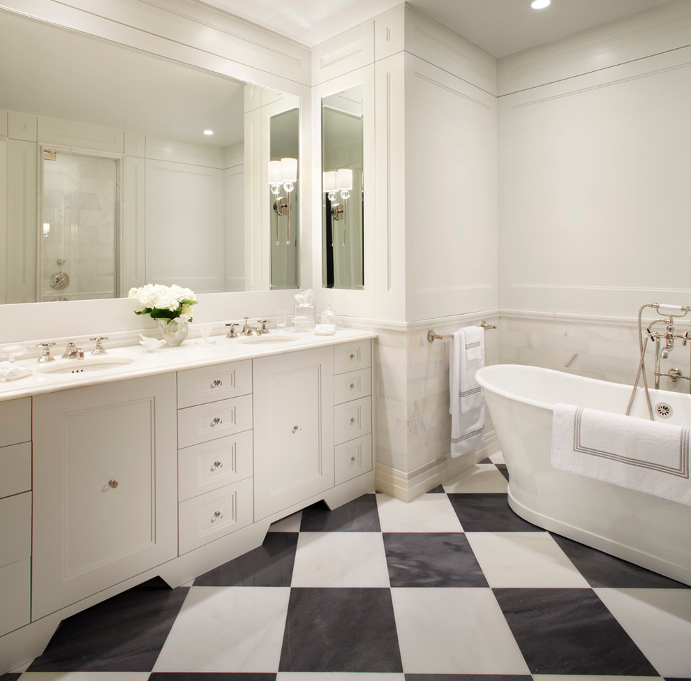 Идея дизайна: большая главная ванная комната в стиле неоклассика (современная классика) с отдельно стоящей ванной, фасадами с утопленной филенкой, белыми фасадами, серой плиткой, плиткой кабанчик, белыми стенами, мраморным полом, врезной раковиной и разноцветным полом