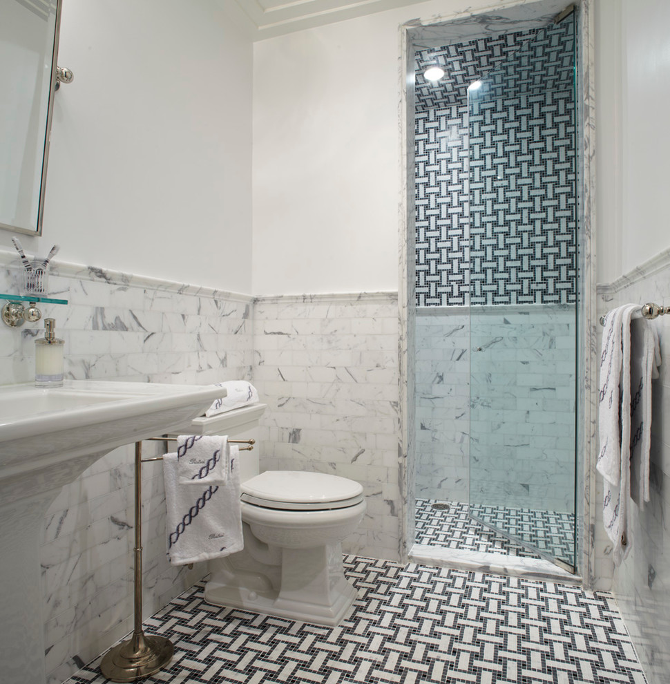 Идея дизайна: ванная комната в стиле неоклассика (современная классика) с раковиной с пьедесталом