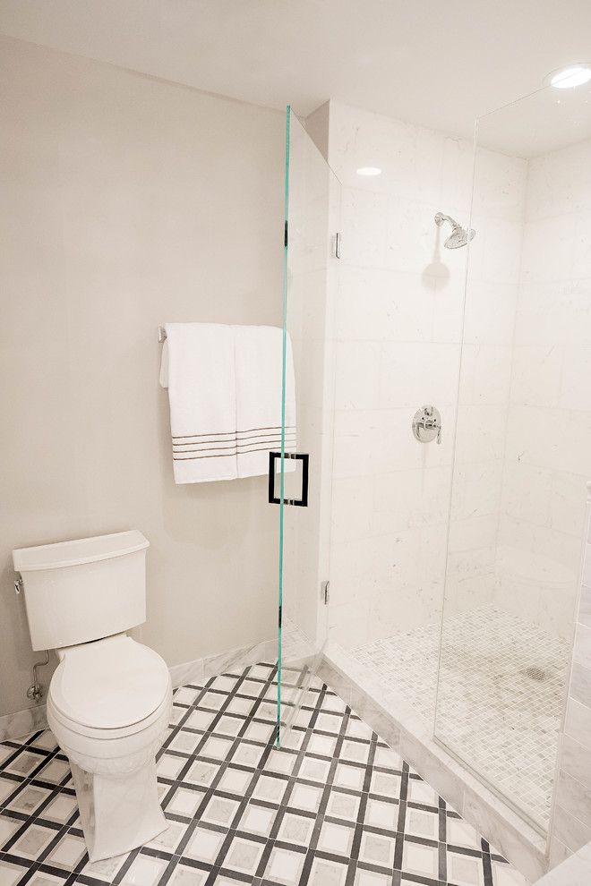 Idées déco pour une douche en alcôve principale classique en bois foncé de taille moyenne avec un placard à porte affleurante, une baignoire encastrée, WC séparés, un carrelage gris, un carrelage de pierre, un mur gris, un sol en marbre, un lavabo encastré et un plan de toilette en marbre.