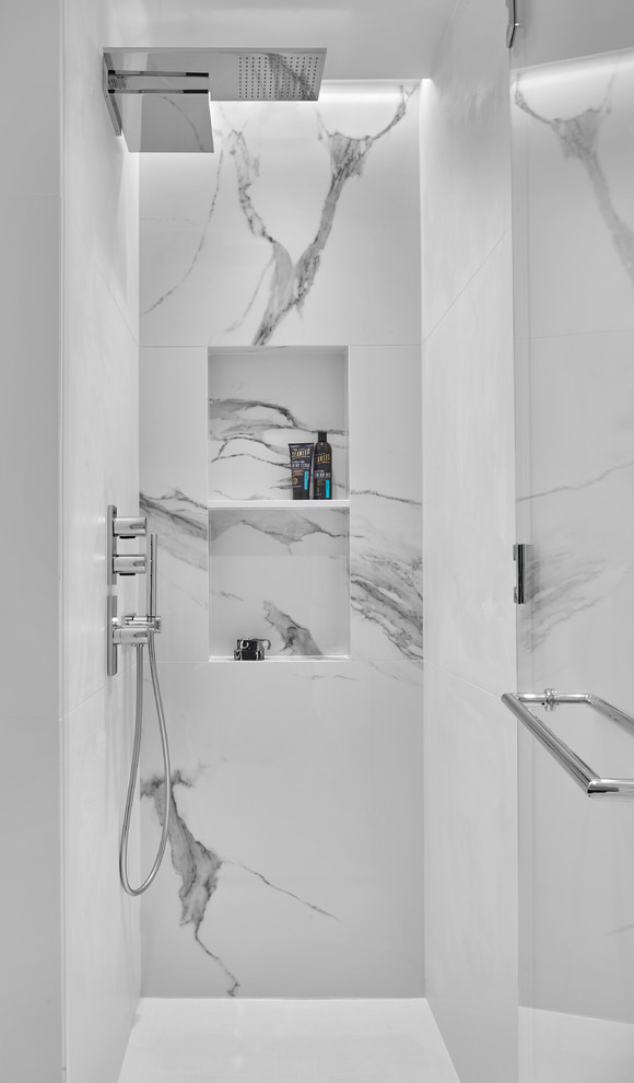 Свежая идея для дизайна: главная ванная комната среднего размера с душем без бортиков, черно-белой плиткой и душем с распашными дверями - отличное фото интерьера