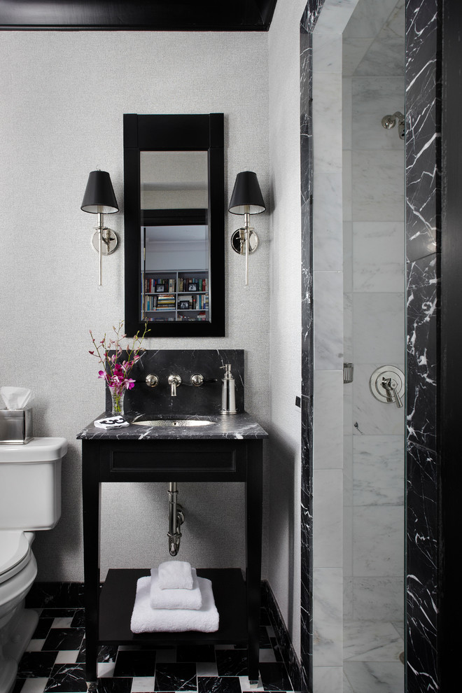 Foto på ett mellanstort funkis grå badrum med dusch, med ett undermonterad handfat, svarta skåp, en dusch i en alkov, vit kakel, grå kakel, en toalettstol med separat cisternkåpa, stenkakel, grå väggar, marmorgolv, marmorbänkskiva och öppna hyllor