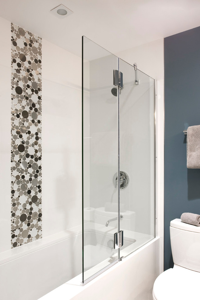 Exemple d'une petite salle de bain tendance pour enfant avec une baignoire encastrée, un combiné douche/baignoire, un carrelage blanc, des carreaux de céramique, un mur bleu et un sol en calcaire.
