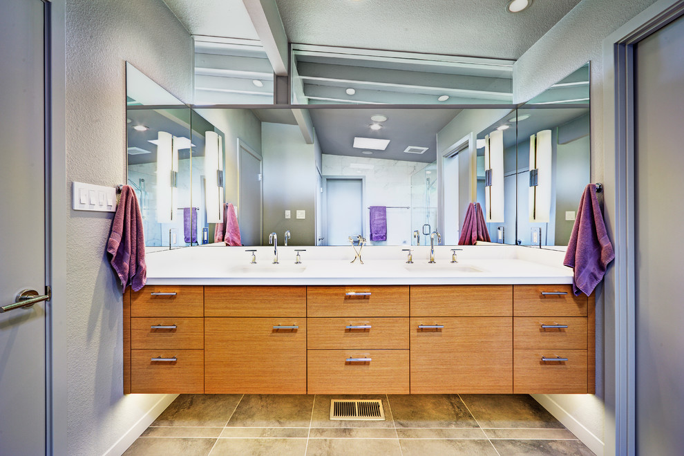 サクラメントにあるコンテンポラリースタイルのおしゃれな浴室 (フラットパネル扉のキャビネット、中間色木目調キャビネット) の写真