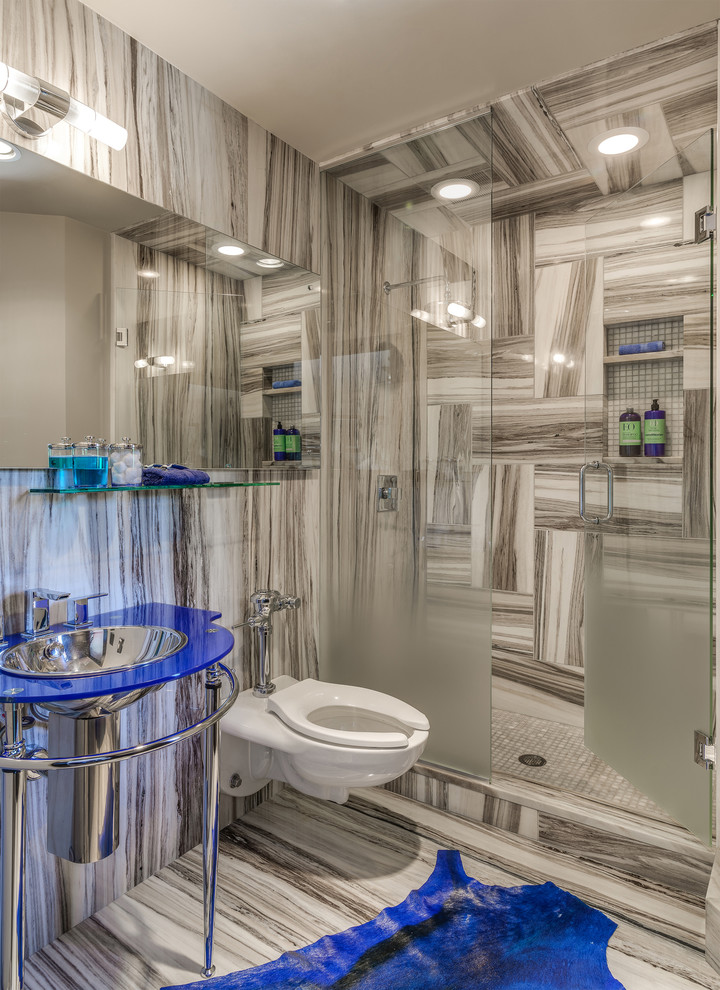 Diseño de cuarto de baño contemporáneo con lavabo tipo consola, ducha empotrada, sanitario de pared, baldosas y/o azulejos grises y encimeras azules