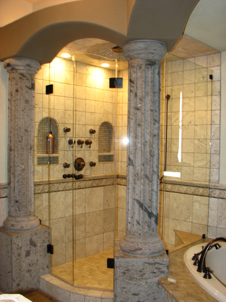 Foto di una stanza da bagno padronale classica di medie dimensioni con lavabo a bacinella, consolle stile comò, ante in legno scuro, vasca da incasso, piastrelle in pietra, pareti beige e pavimento in travertino