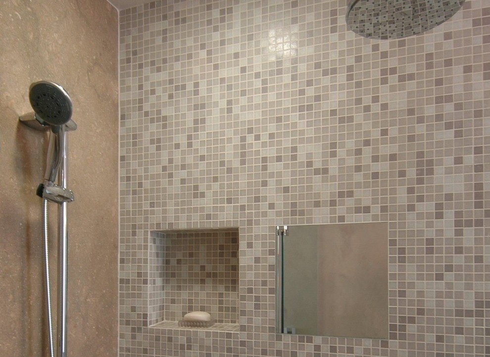 Стильный дизайн: главная ванная комната среднего размера в стиле модернизм с плоскими фасадами, темными деревянными фасадами, полновстраиваемой ванной, угловым душем, унитазом-моноблоком, бежевой плиткой, стеклянной плиткой, белыми стенами, врезной раковиной и столешницей из гранита - последний тренд