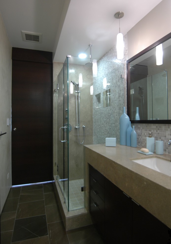 Пример оригинального дизайна: главная ванная комната среднего размера в стиле модернизм с плоскими фасадами, темными деревянными фасадами, полновстраиваемой ванной, угловым душем, унитазом-моноблоком, бежевой плиткой, стеклянной плиткой, белыми стенами, врезной раковиной и столешницей из гранита