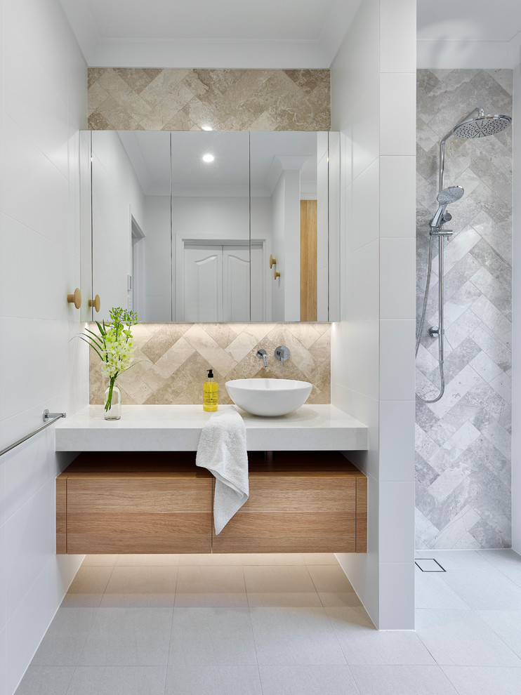Inspiration för ett litet funkis vit vitt badrum med dusch, med skåp i ljust trä, en öppen dusch, en toalettstol med separat cisternkåpa, grå kakel, vita väggar, klinkergolv i keramik, ett fristående handfat, bänkskiva i kvarts, kakelplattor, grått golv och med dusch som är öppen