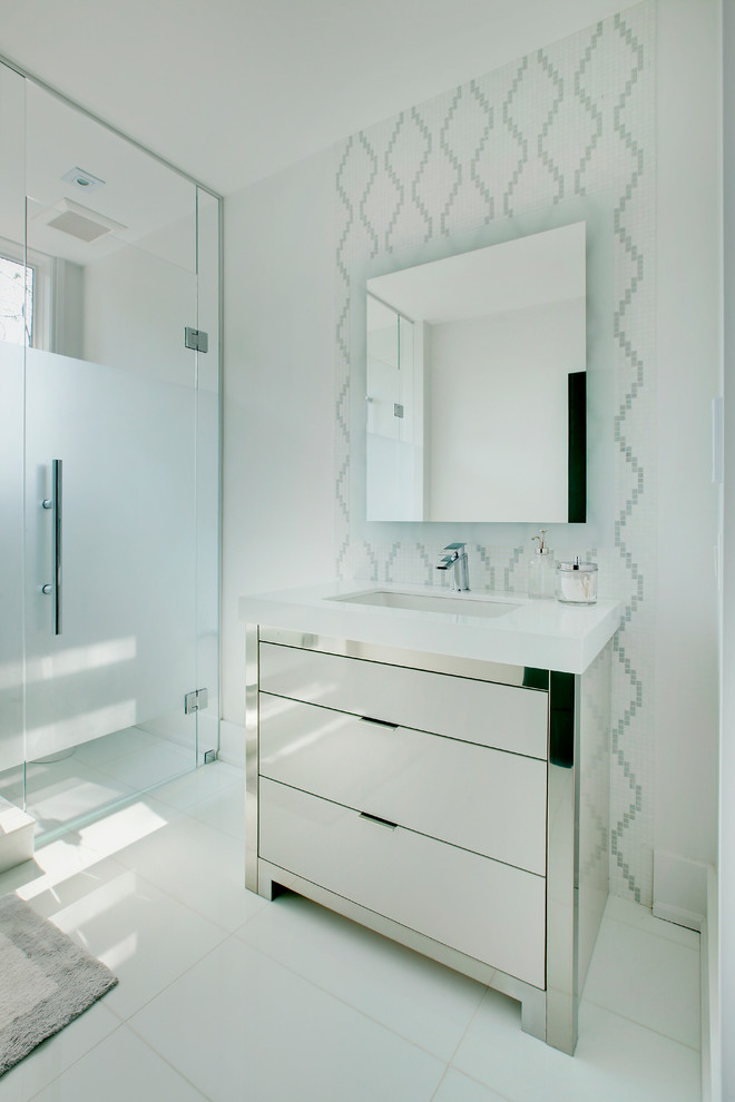 Idée de décoration pour une salle de bain principale minimaliste avec un placard à porte plane et un plan de toilette en quartz modifié.