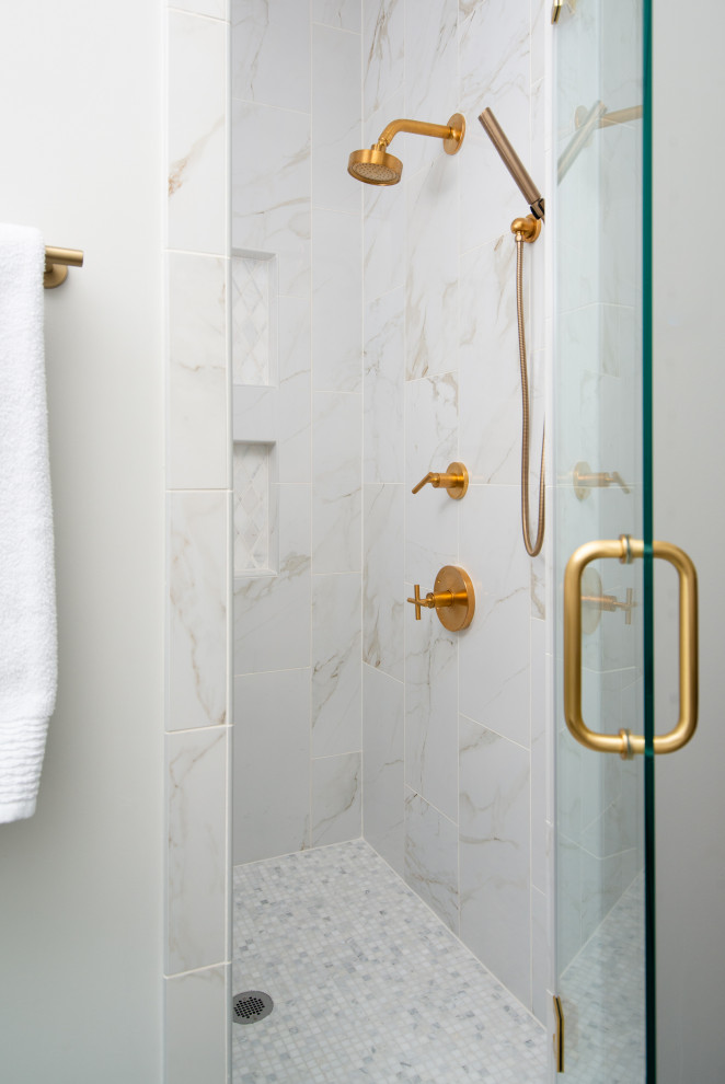 Immagine di una stanza da bagno chic con piastrelle bianche, piastrelle in gres porcellanato e porta doccia a battente