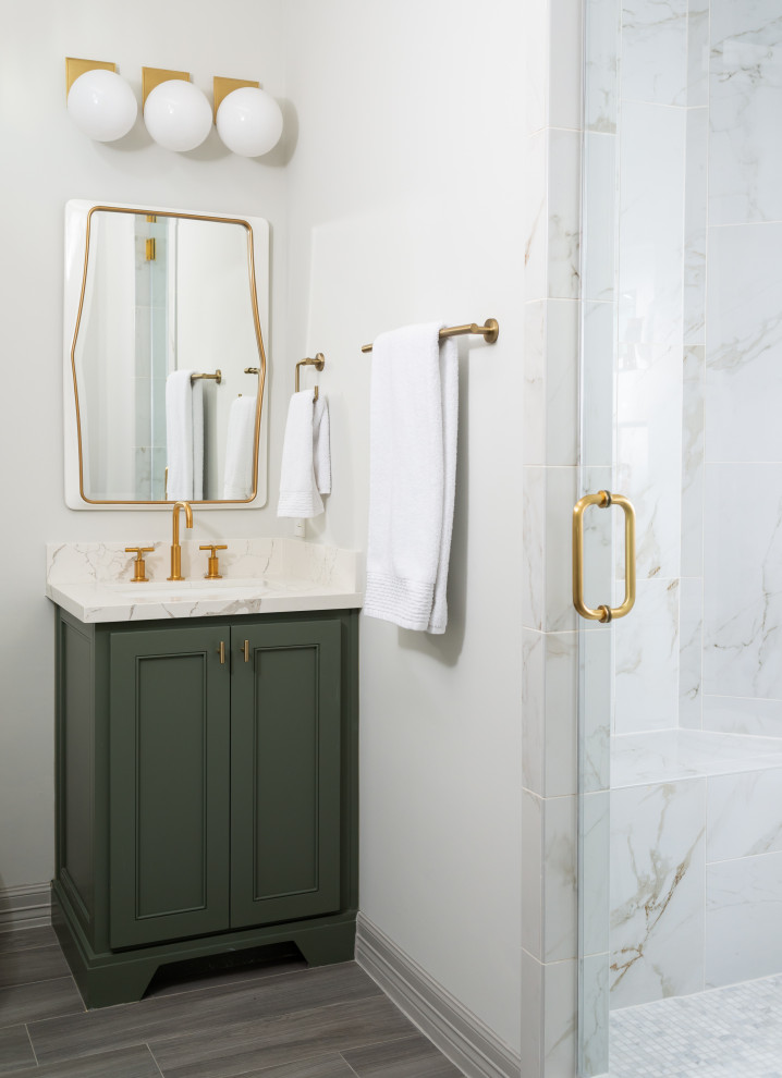 Idéer för ett litet klassiskt vit badrum, med gröna skåp, bänkskiva i kvarts, skåp i shakerstil, vit kakel, porslinskakel, grått golv, dusch med gångjärnsdörr och ett undermonterad handfat