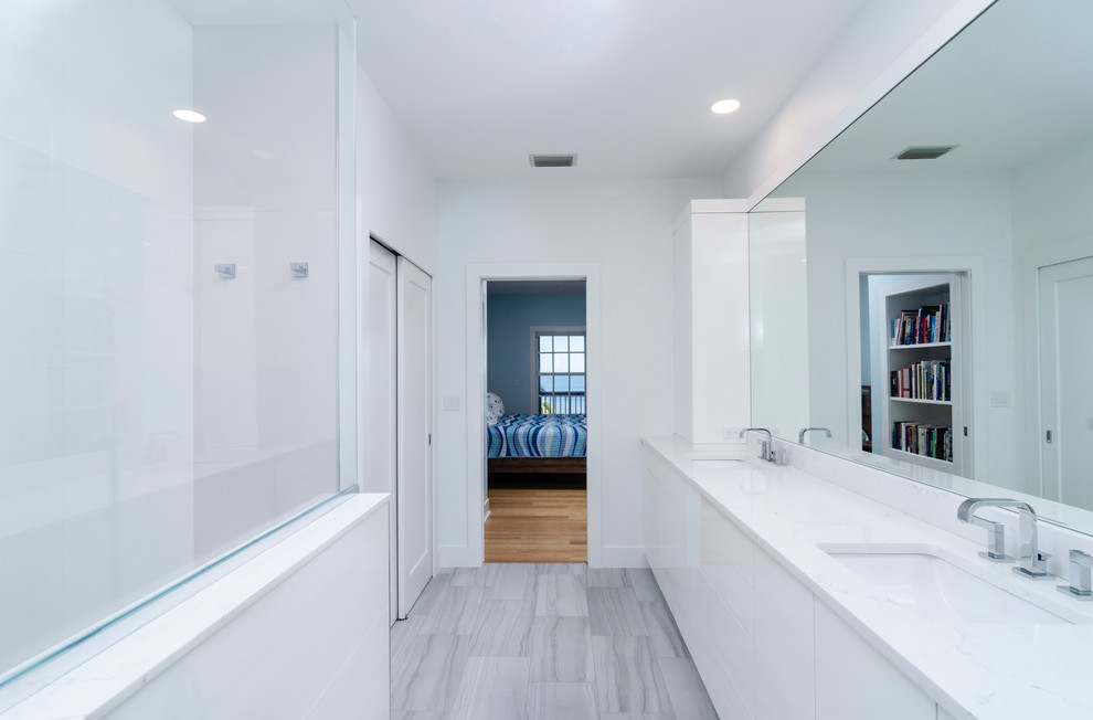 Идея дизайна: главная ванная комната среднего размера в современном стиле с плоскими фасадами, белыми фасадами, открытым душем, белыми стенами, полом из керамогранита, врезной раковиной, столешницей из искусственного кварца, серым полом, открытым душем и белой столешницей