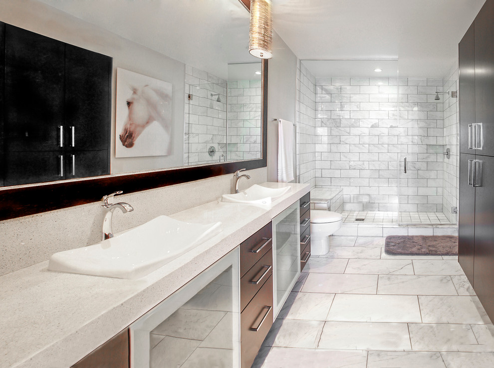 Modernes Badezimmer mit Einbauwaschbecken, flächenbündigen Schrankfronten, dunklen Holzschränken, Duschnische, weißen Fliesen, weißer Wandfarbe und weißer Waschtischplatte in Las Vegas