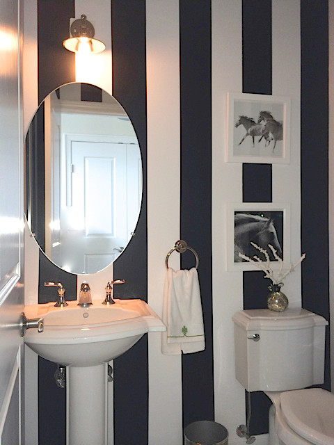 Immagine di una piccola stanza da bagno con doccia moderna con WC monopezzo, pareti multicolore, pavimento con piastrelle in ceramica e lavabo a colonna