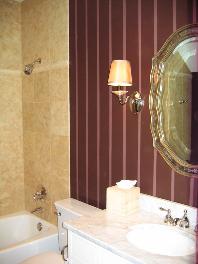 Inspiration för små klassiska badrum med dusch, med skåp i shakerstil, vita skåp, ett badkar i en alkov, en dusch/badkar-kombination, en toalettstol med separat cisternkåpa, röda väggar, travertin golv, ett undermonterad handfat och marmorbänkskiva