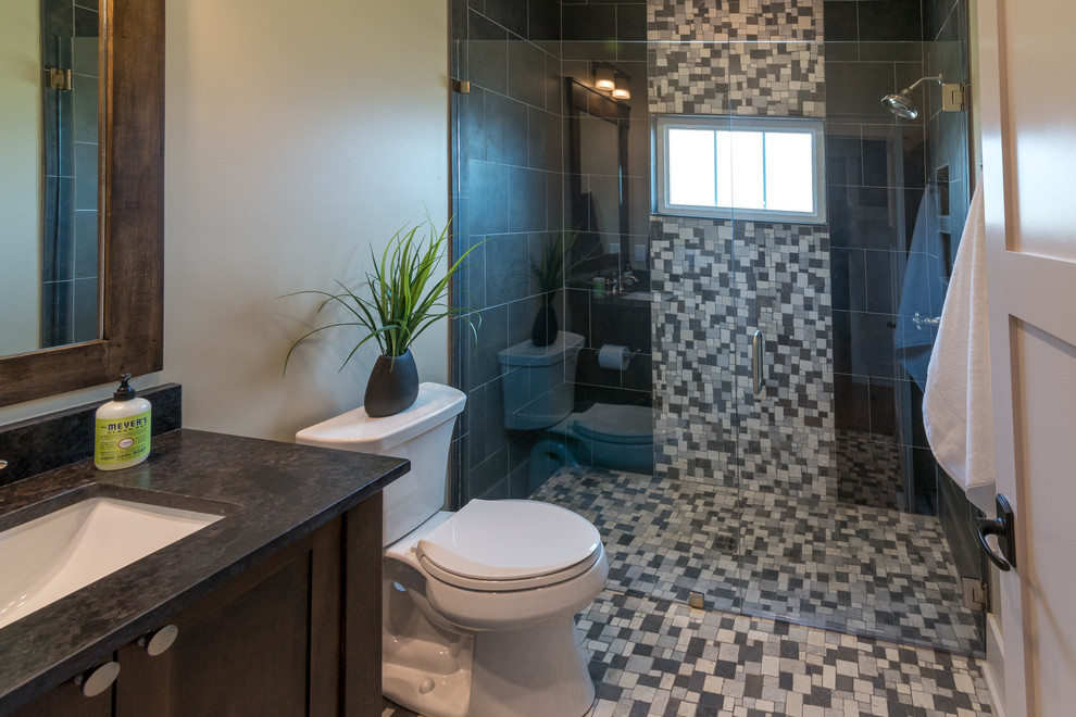 Пример оригинального дизайна: маленькая ванная комната в стиле модернизм с черными фасадами, душем без бортиков, раздельным унитазом, черно-белой плиткой, керамической плиткой, бежевыми стенами, полом из галечной плитки, душевой кабиной, врезной раковиной, разноцветным полом, душем с распашными дверями и черной столешницей для на участке и в саду