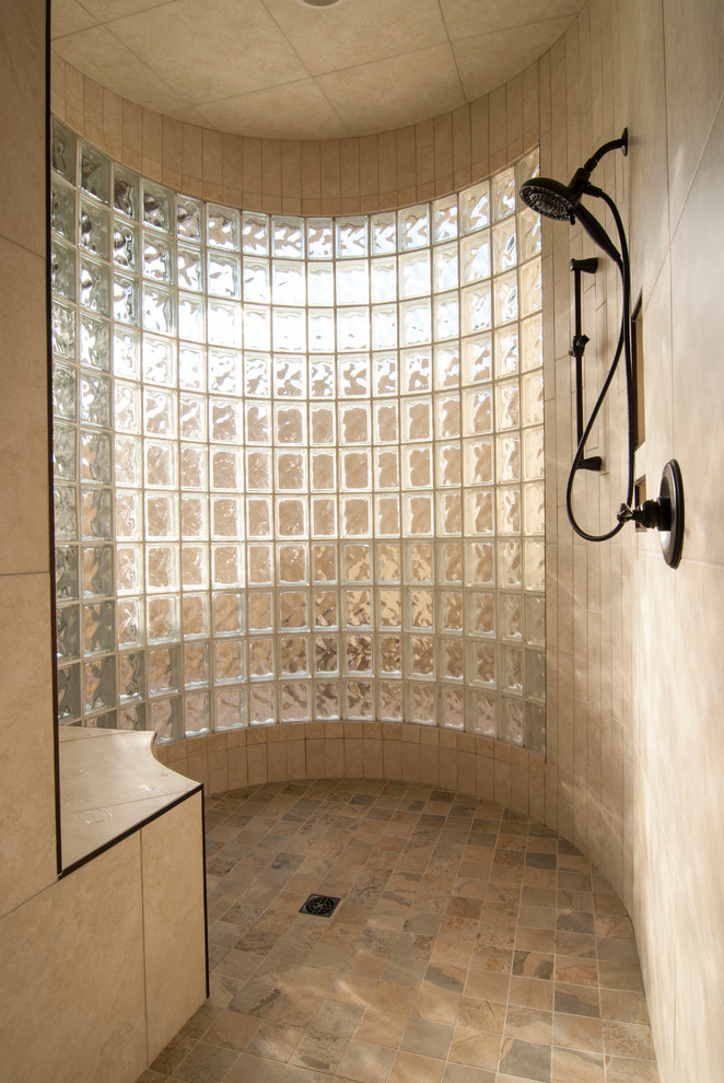 На фото: главная ванная комната в стиле неоклассика (современная классика) с открытым душем, бежевой плиткой, керамической плиткой, бежевыми стенами и полом из керамической плитки с