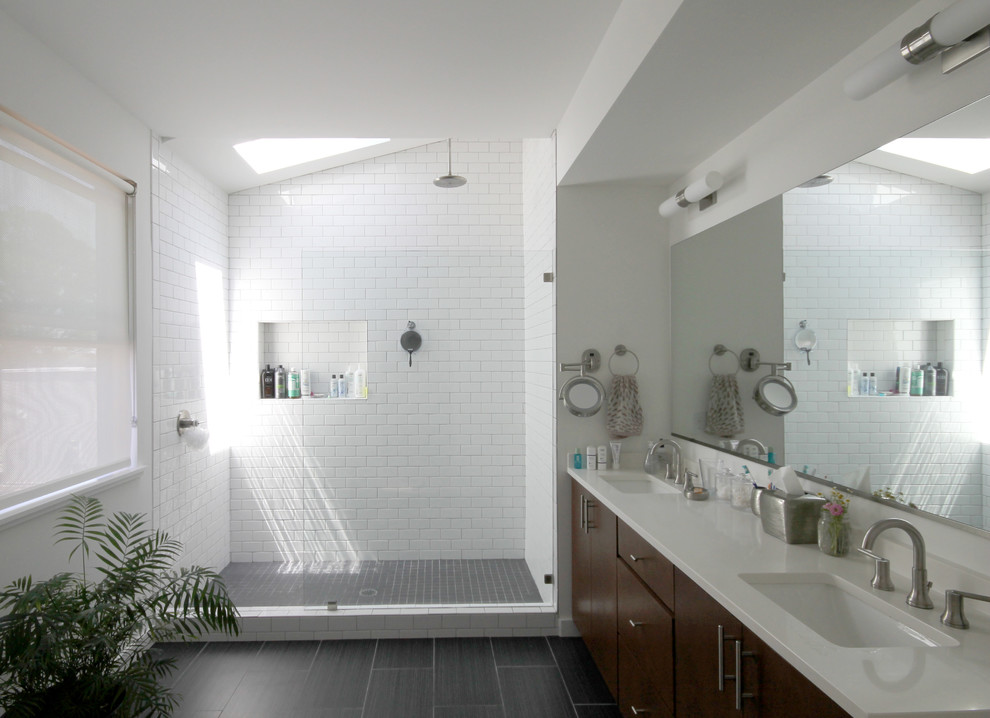 Modern inredning av ett litet en-suite badrum, med ett undermonterad handfat, släta luckor, skåp i mellenmörkt trä, bänkskiva i kvartsit, en öppen dusch, vit kakel, keramikplattor och klinkergolv i porslin