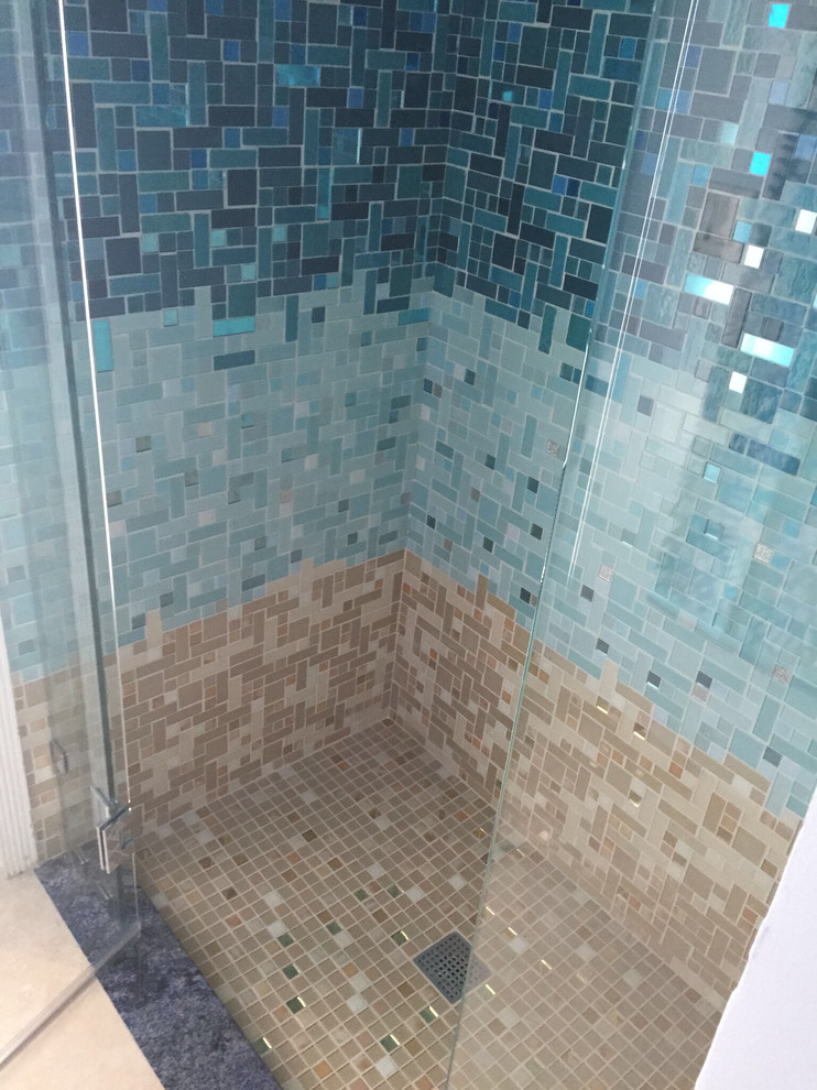 Ispirazione per una grande stanza da bagno padronale stile marino con piastrelle blu e piastrelle di vetro
