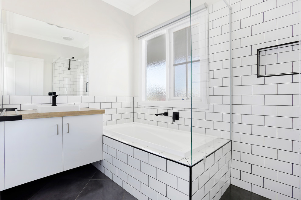 Стильный дизайн: главная ванная комната среднего размера в стиле лофт с белыми фасадами, отдельно стоящей ванной, душем в нише, унитазом-моноблоком, белой плиткой, плиткой кабанчик, белыми стенами, полом из керамической плитки и столешницей из ламината - последний тренд