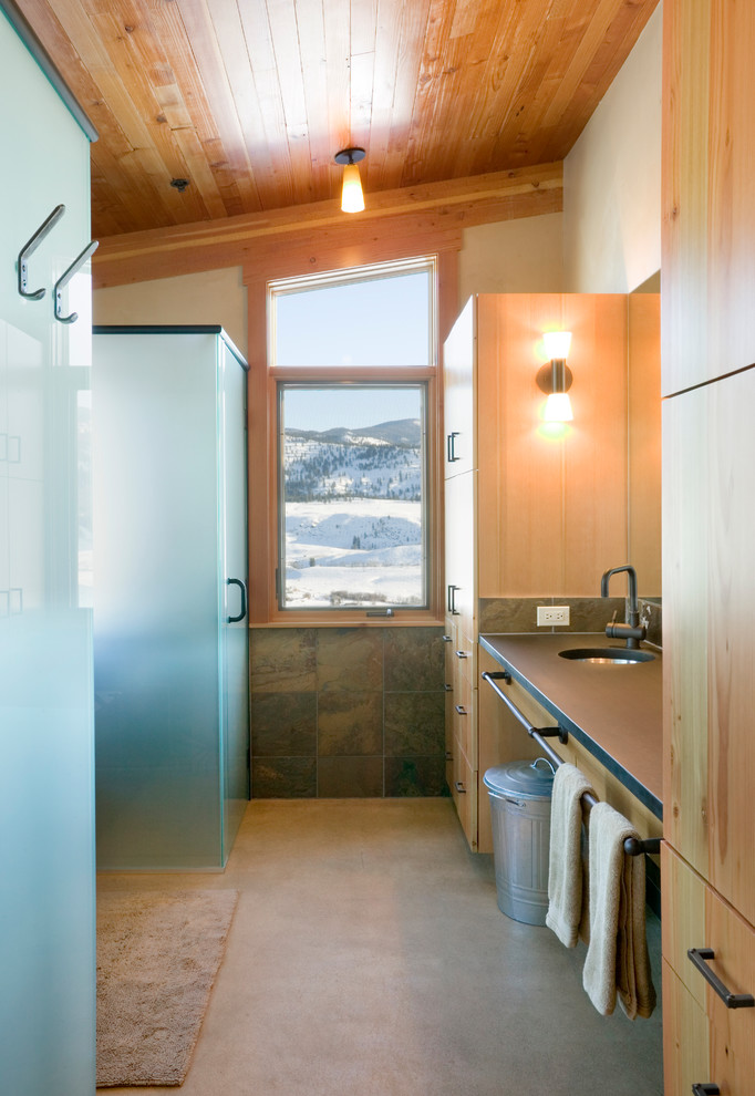 Идея дизайна: ванная комната в современном стиле с врезной раковиной, плоскими фасадами, фасадами цвета дерева среднего тона, угловым душем и разноцветной плиткой
