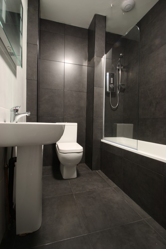 Exempel på ett mellanstort modernt badrum, med ett fristående handfat, ett platsbyggt badkar, en öppen dusch, keramikplattor, grå väggar och klinkergolv i keramik