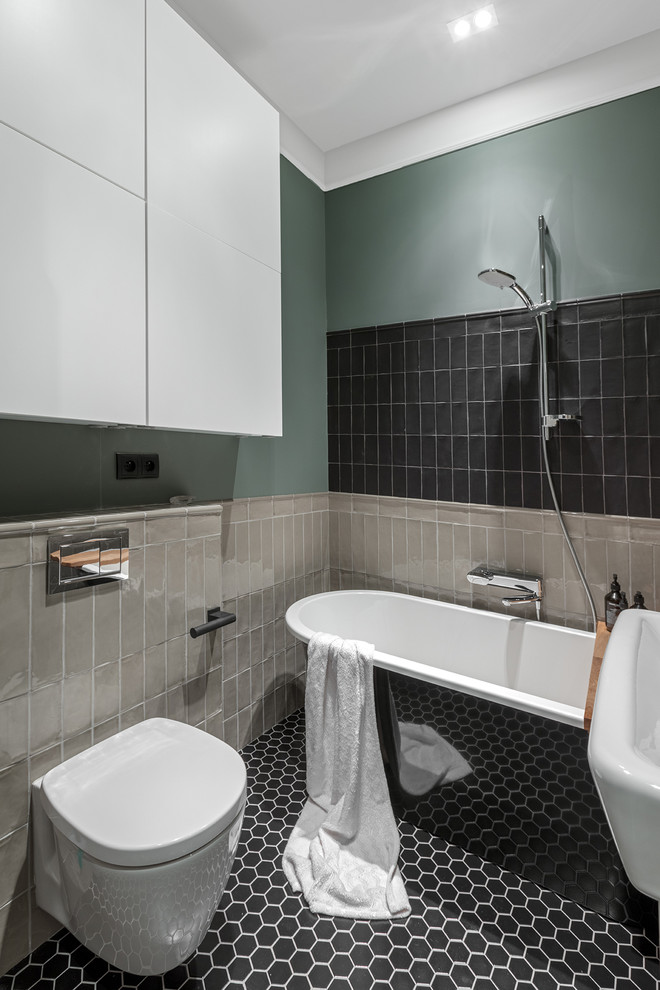 Idee per una stanza da bagno design con ante lisce, ante bianche, vasca freestanding, vasca/doccia, WC sospeso, piastrelle beige e pareti verdi