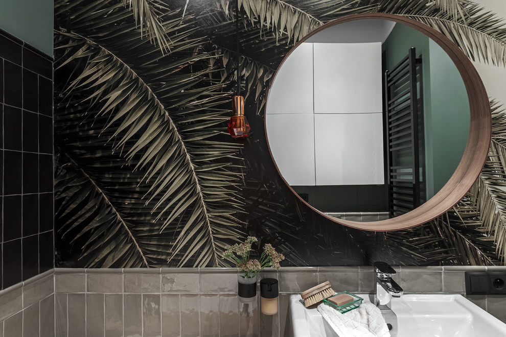Источник вдохновения для домашнего уюта: маленькая главная ванная комната в современном стиле с отдельно стоящей ванной, зеленой плиткой, керамогранитной плиткой, зелеными стенами, полом из керамической плитки и монолитной раковиной для на участке и в саду