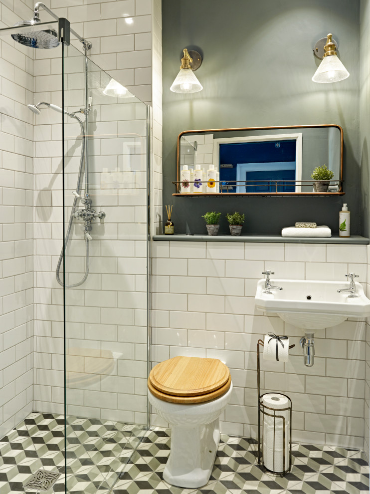 Klassisches Badezimmer mit Duschnische, Toilette mit Aufsatzspülkasten, weißen Fliesen, grüner Wandfarbe, Zementfliesen für Boden, Wandwaschbecken, buntem Boden und offener Dusche in Kent