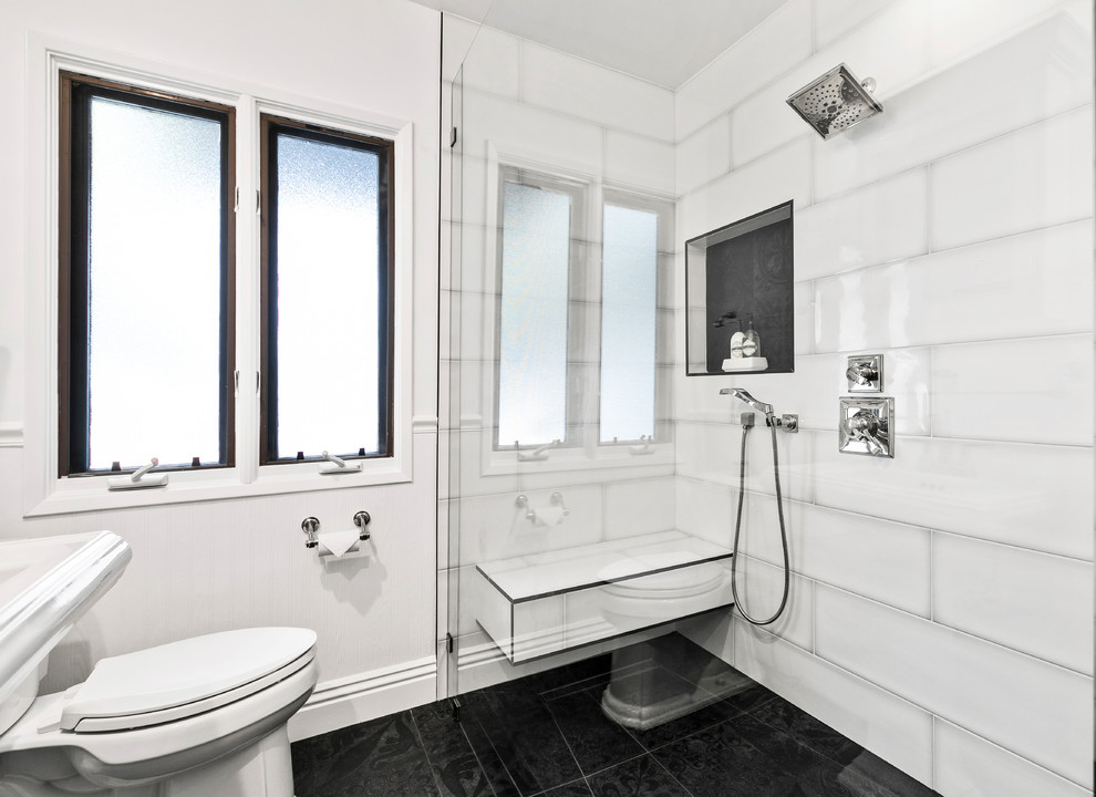 Пример оригинального дизайна: главная ванная комната среднего размера в стиле модернизм с белой плиткой, керамогранитной плиткой, белыми стенами, полом из керамогранита и черным полом