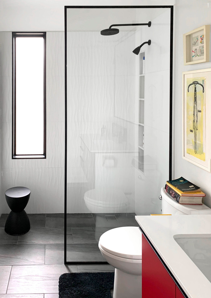 Exemple d'une salle d'eau rétro avec un placard à porte plane, des portes de placard rouges, une douche à l'italienne, un carrelage blanc, un mur blanc, un lavabo encastré, un sol noir, aucune cabine, un plan de toilette blanc et une niche.